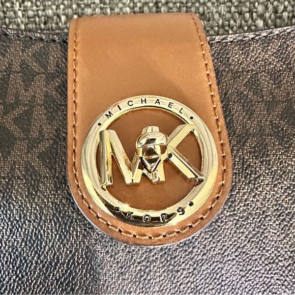 NWT  Michael Kors  Small  Pouchette Crossbody Handbag Purse Shoulder  BAG - Picture 14 of 15